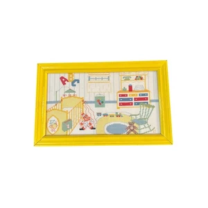 Vintage gerahmte Kreuzstich Kinderzimmer Szene 14” x 9” - Bild 1 von 5