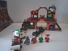 LEGO DC Superheroes 6857 Dynamic Duo Funhouse Escape 99% Complete