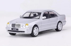 Modelo de coche de juguete fundido a presión plateado Shadow escala 1/64 Mercedes-Benz E55 AMG W210 - Imagen 1 de 5
