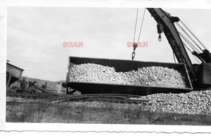 25C511 RP 1940S/50s WRECK RAILROAD HOPPER CAR & CRANE - Picture 1 of 1