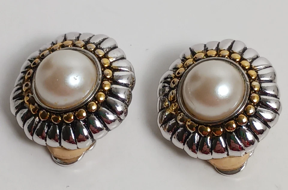 Pendientes de clip de perlas de imitación Premier Designs de 1" hechos en EE. UU. Foto 1 de 4