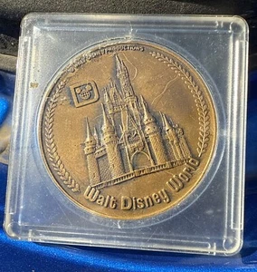 Vintage Walt Disney World Bronze Commemorative Coin / Token  Liberty Square - Picture 1 of 2