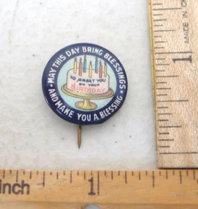 PER SALUTARTI IL TUO COMPLEANNO ~ POSSA QUESTO GIORNO PORTARE BENEDIZIONI ... ~ SPILLA DISTINTIVO VINTAGE - Foto 1 di 5