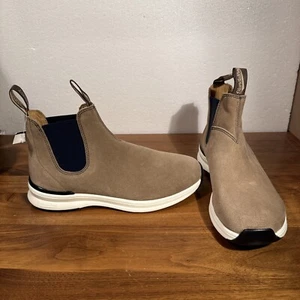 Blundstone Men’s Suede Chelsea Boots Size US 9 Sand and Navy NEW! $230! - Picture 1 of 15