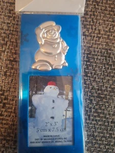 Marco de fotos azul muñeco de nieve plateado. - Tiene capacidad para foto de 2” X 3” - Imagen 1 de 3
