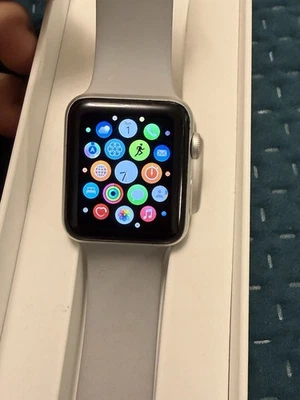 Apple Watch Series 3 - 42mm Argento - Immagine 1 di 4