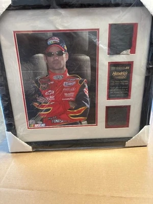 Neumático y traje Jeff Gordon enmarcado usado en carreras copa Winston campeón enmarcado Foto 1 de 4
