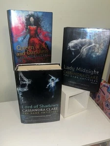 The Dark Artifices - 3 Hardcover Books – First Editions – Cassandra Clare - Foto 1 di 3