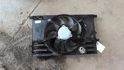 Used Engine Cooling Fan Motor fits: 2015 Jeep Renegade Fan Assembly 2.4L AT w/AC Foto 1 de 4