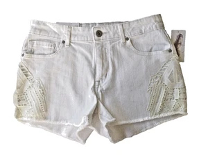 Pantaloncini Jessica Simpson bianchi Cherish denim pizzo sovrapposizione fondo frange nuovi con etichette 27 - Foto 1 di 2