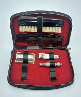 JUEGO DE MANICURA DE UÑAS VINTAGE DE 1959 estuche de cuero molido hecho en EE. UU. con cresta Foto 1 de 4