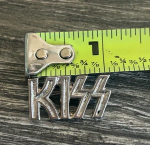 Pin KISS insignia en forma de logotipo color plata metal esmalte vintage recuerdos de beso - Imagen 1 de 3