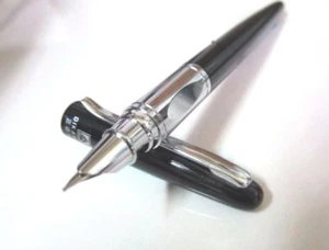 A Sleek Modern Black and Silver Fountain Pen - DW183B - Picture 1 of 6