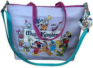 Nuevo Bolso de Mano Cartera Magic Kingdom 50 Aniversario Mapa Parques Disney Harveys - Imagen 1 de 6