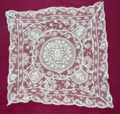 Ancien napperon dentelle et linon brodé fond de coiffe 23 cm x 23 cm - Photo 1/4