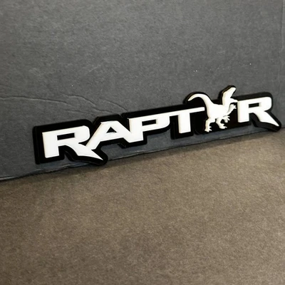 Texto Personalizado Dinosaurio Raptor Jurásico Acrílico Coche Emblema Insignia Logo Camión 4x4 SUV Foto 1 de 4