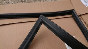 Goma parte frigorífico combi bosch KGU36170 referencia KGU36170/03 se ve dentro - Imagen 1 de 3