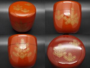 Japanese Lacquer Wooden Tea caddy Chu-Natsume adorned w/ Yong Pine maki-e (423)