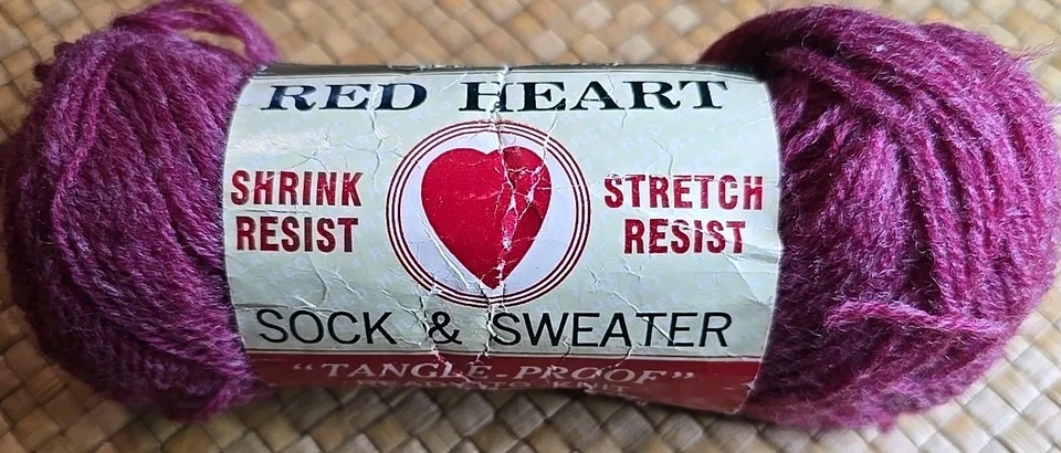 Calcetín y suéter de colección corazón rojo 3 capas hilo 1 OZ madeja color vino 426 lana virgen Foto 1 de 4