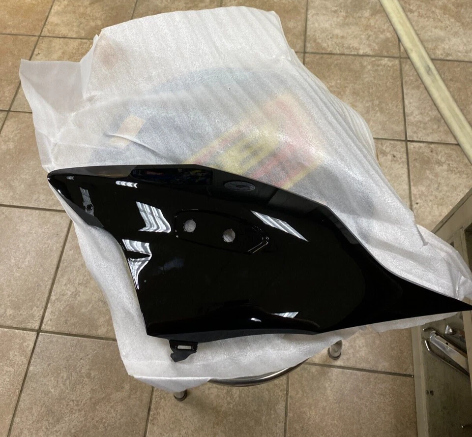 22-24 SUZUKI HAYABUSA GSX 1300R RIGHT BODY COWLING BLACK PART# 94412-10L00-YVB - Изображение 1 из 1