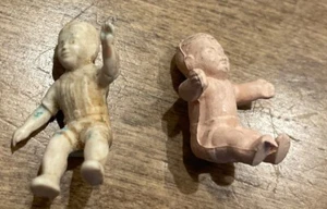 De colección 2 muñecas de goma para bebé niño sentado pequeñas de 1,5 pulgadas. 1950’s - Imagen 1 de 8