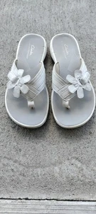 Clarks Cloudsteppers "Brinkley Flora" weiße Zehenstegsandalen, Gr. 5M, 81702731, PO! - Bild 1 von 11