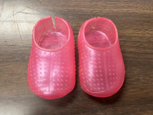 Zapatos para muñecas Our Generation - Sin cordones de gelatina rosa - Se adapta a muñeca de 18" - Excelentes usados - Imagen 1 de 3