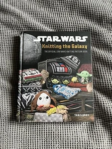Star Wars: Knitting the Galaxy: The official Star Wars knitting pattern book - Picture 1 of 16