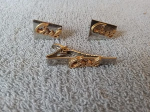 Schöne Herren Manschettenknöpfe Krawattenklammer mit "CARL" auf der Vorderseite jedes Stücks - Bild 1 von 3