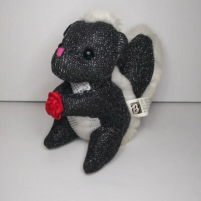 Barbie Mattel 2002 Lago de los Cisnes Carlita la Mofeta Holding Rose 5" Peluche Relleno Foto 1 de 4