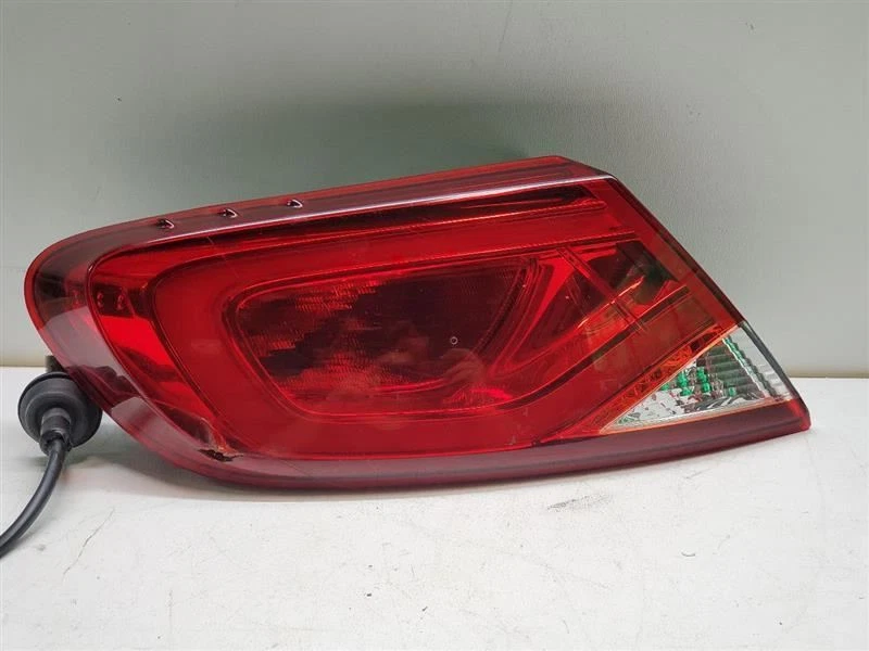Chrysler 200 2015 luz trasera del conductor sedán cuarto de panel montado  Foto 1 de 4