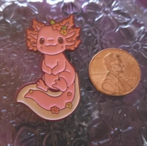 Namoi Lord Art Floral Axolotl Emaille Pin Rosa Blumen Schmuck 2022 Chibi - Bild 1 von 3