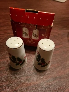 Vintage Porzellan Alles Drum und Dran Weihnachten Salz und Pfefferstreuer Set Stechpalme - Bild 1 von 5
