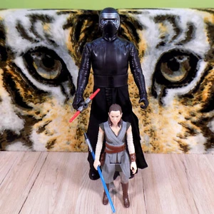 Jakks Pacific Kylo Ren and Hasbro Rey Fugurines - Picture 1 of 8