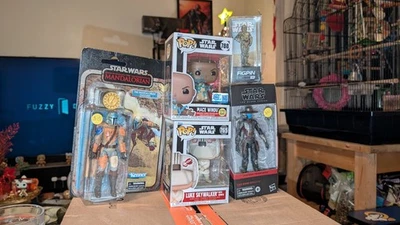Star Wars Collector Bundle (5 Total) Mandalorian, Cad Bane, 2 Funko Pops, Figpin Foto 1 de 4