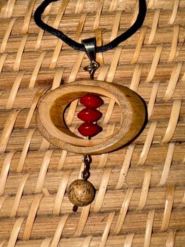 VETEMENTS Ciondolo in legno girevole con 3 perline arancioni chiusura filo nylon boho hippi