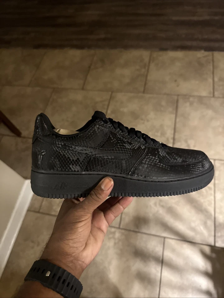 Talla 11 - Kobe Bryant x Nike Air Force 1 Low Triple Negro Foto 1 de 4