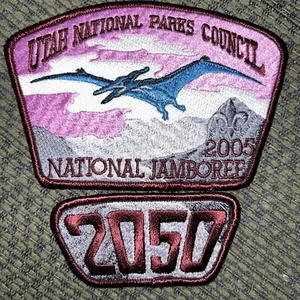 Como nuevo 2005 JSP Utah Parques Nacionales Cncl Dinosaurio Granate Bdr Troop 2050 2 piezas - Imagen 1 de 1