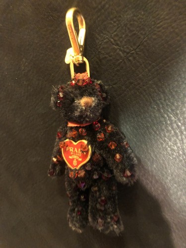 PRADA PORTACHIAVI BORSA CHARM ORSO AUTENTICO PERLINE PIASTRA Cuore Nero F S P33