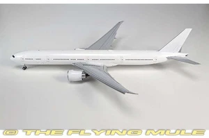 JC Wings 1:200 777-300 Blank Model, Flaps Down Configuration - Picture 1 of 1