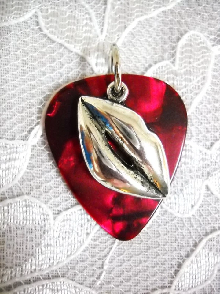 REAL DEEP RED GUITAR PICK w ALLOY PAIR OF LIPS IN A KISS CHARM PENDANT NECKLACE - Image 1 of 1