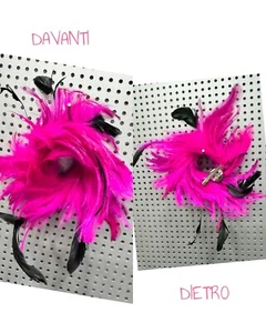 SPILLA DECORATIVA DECORAZIONE ABBIGLIAMENTO ACCONCIATURA FIORE PIUME FUXIA - Picture 1 of 1