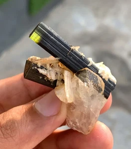 Cristales de turmalina tapa verde con cuarzo y albita de Pakistán - 19 gramos - Imagen 1 de 6