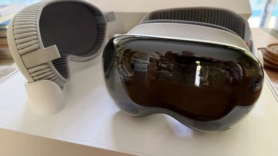 Apple Vision Pro 1TB, LN/Excellent Condition, 21W + Accessories. - Image 1 of 4