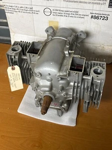 BRIGGS & STRATTON 18HP OPPOSED TWIN Short Block 395421 492102 Vertical Shaft - Picture 1 of 11
