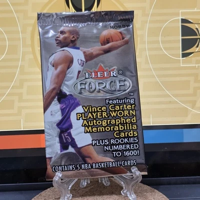 Paquete de pasatiempos de baloncesto Fleer Force 1999-00 sellado de fábrica (5 tarjetas) - automático??? Foto 1 de 2