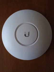 Point d'accès UAP-AC-LITE Ubiquiti Networks avec adaptateur PoE 24V et prise UK - Photo 1/9