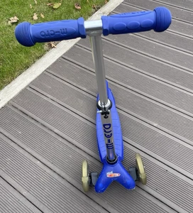 Micro Scooters Mini Micro Deluxe LED - blau leuchtende Räder - Bild 1 von 24
