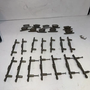 Lote de 10 bisagras de herrajes de latón de colección 14 asas tiradores de muebles antiguos como en la foto - Imagen 1 de 5