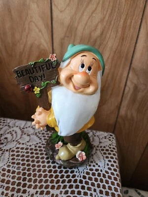 Nueva estatuilla gnomo de jardín tímida enana Blancanieves de Disney con letrero 8"  Foto 1 de 4